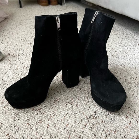 Steve Madden Platform Ankle Bootie- Black Suede, Size 8 - Picture 5 of 5